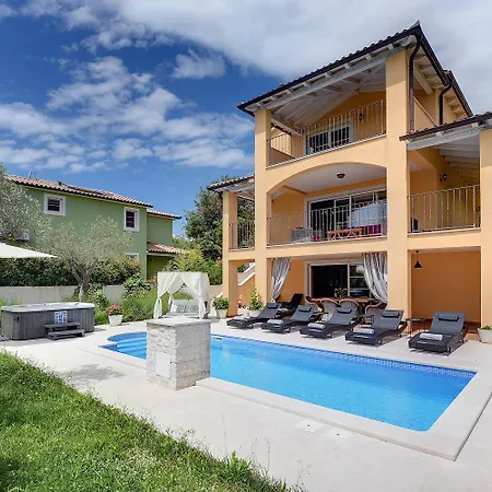 Дом отдыха Herrliche Mit Pool, Whirlpool, Sauna, Fitnessraum,wifi Und Nur 2 Km Vom Entfernt