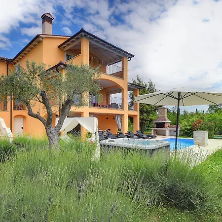 Herrliche Mit Pool, Whirlpool, Sauna, Fitnessraum,wifi Und Nur 2 Km Vom Entfernt Крница