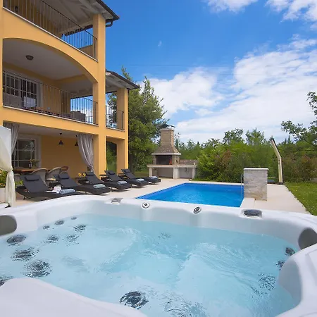 Herrliche Mit Pool, Whirlpool, Sauna, Fitnessraum,wifi Und Nur 2 Km Vom Entfernt Дом отдыха *