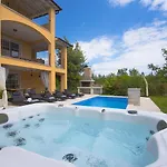 Herrliche Mit Pool, Whirlpool, Sauna, Fitnessraum,wifi Und Nur 2 Km Vom Entfernt Tatil Evi *