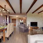 Tatil Evi Herrliche Mit Pool, Whirlpool, Sauna, Fitnessraum,wifi Und Nur 2 Km Vom Entfernt