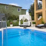 Herrliche Mit Pool, Whirlpool, Sauna, Fitnessraum,wifi Und Nur 2 Km Vom Entfernt Tatil Evi