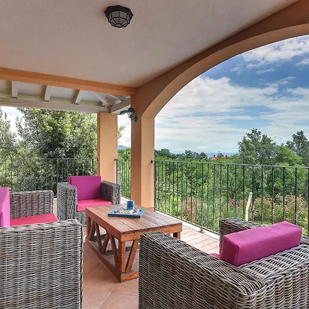 Herrliche Mit Pool, Whirlpool, Sauna, Fitnessraum,wifi Und Nur 2 Km Vom Entfernt Prázdninový dům