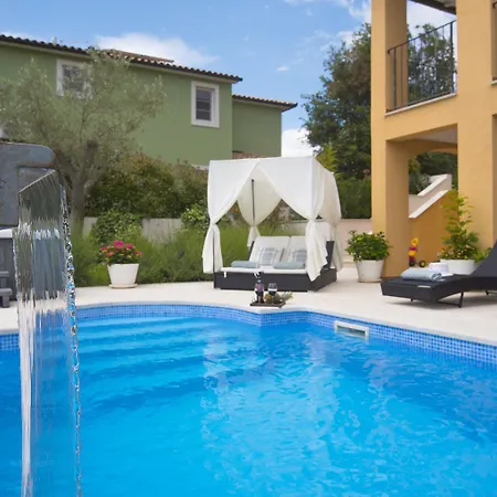 Herrliche Mit Pool, Whirlpool, Sauna, Fitnessraum,wifi Und Nur 2 Km Vom Entfernt Сasa de vacaciones