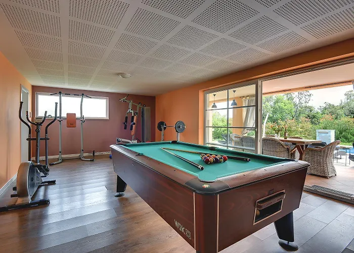 Herrliche Mit Pool, Whirlpool, Sauna, Fitnessraum,wifi Und Nur 2 Km Vom Entfernt Prázdninový dům *