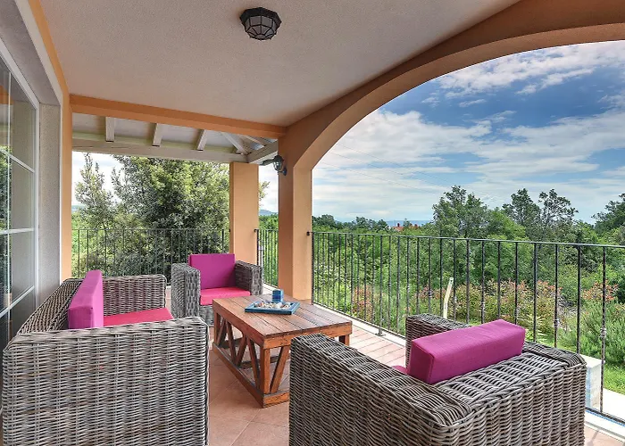 Herrliche Mit Pool, Whirlpool, Sauna, Fitnessraum,wifi Und Nur 2 Km Vom Entfernt Prázdninový dům