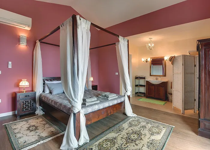 Herrliche Mit Pool, Whirlpool, Sauna, Fitnessraum,wifi Und Nur 2 Km Vom Entfernt Prázdninový dům *