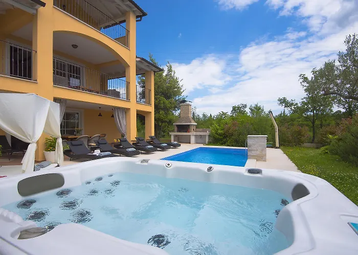 Herrliche Mit Pool, Whirlpool, Sauna, Fitnessraum,wifi Und Nur 2 Km Vom Entfernt Prázdninový dům *