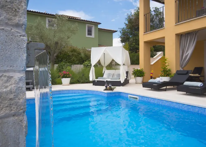 Herrliche Mit Pool, Whirlpool, Sauna, Fitnessraum,wifi Und Nur 2 Km Vom Entfernt Prázdninový dům