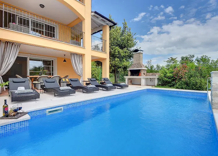 Herrliche Mit Pool, Whirlpool, Sauna, Fitnessraum,wifi Und Nur 2 Km Vom Entfernt Krnica